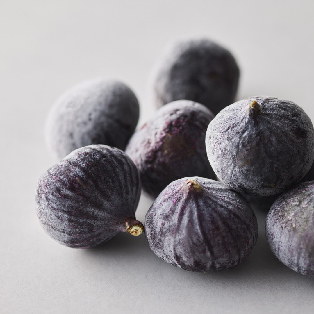 【おすすめ商品】Capfruit IQFフィグホール

暑い日が続き、秋風を感じるにはまだ早い時期ですが、本日は、秋に旬をむかえる果物のひとつ、いちじくをご紹介いたします。

写真のCapfruit IQFフィグホールは、果皮が黒紫色で甘みが強い黒いちじくを急速冷凍し、フルーツ本来の色や風味を感じていただける商品です。
タルトなどの焼菓子、コンポートやコンフィチュールなどにご使用ください。

Capfruit：
クープ・デュ・モンド・ドゥ・ラ・パティスリー（世界を代表するパティスリーのコンクール）のメインパートナーであると同時に、ボキューズ・ドール（世界最高峰の料理コンクール）のプレミアムパートナーです。
お客様がクリエイティブで美味しいスイーツ、そして料理を提供できるよう、幅広いラインアップでフルーツ本来の風味をそのままお届けしています。

Capfruit IQFフィグホール 1㎏×5

#capfruit 
#フィグ
#いちじく
#フランス
#france
#サンエイト貿易 
#業務用 
#お菓子 
#パティスリー 
#スイーツ #洋菓子 
#パティシエ 
#パティシエール 
#パティシエカメラ部
@SUN_EIGHT_TRADING
@capfruit